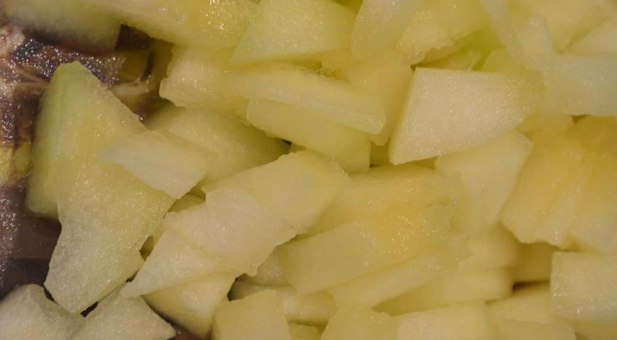 Очистите дыню от кожуры и семян, нарежьте мякоть небольшими кубиками.