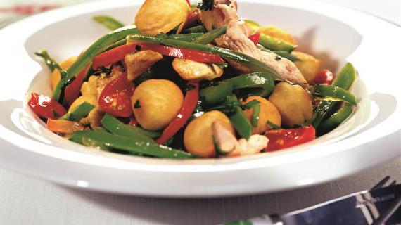 Вкусное куриное рагу с хрустящими картофельными шариками, идеально подходящее для семейного ужина