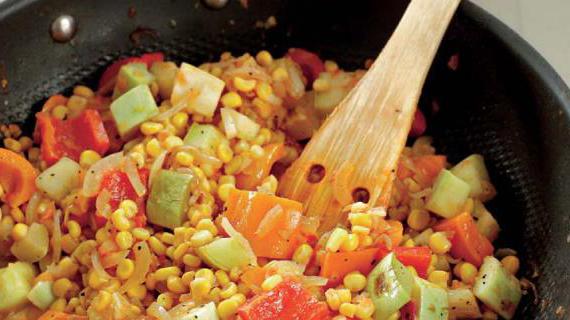 Вкусное летнее рагу с кукурузой и овощами: яркое и полезное блюдо
