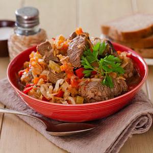 Ароматное мясное рагу с капустой и овощами в мультиварке