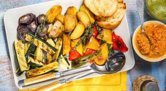 Вкусное овощное блюдо с изысканным соусом и хрустящими гренками