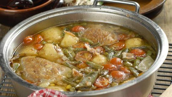 Ароматное овощное рагу с куриными бедрышками и хрустящим беконом