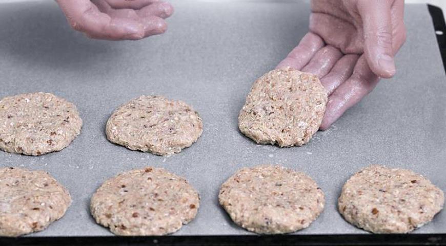 При желании присыпьте печенье сахаром. Поставьте противень в духовку, разогретую до 210 °С, и выпекайте 18–22 минуты, пока не появится золотистый цвет.