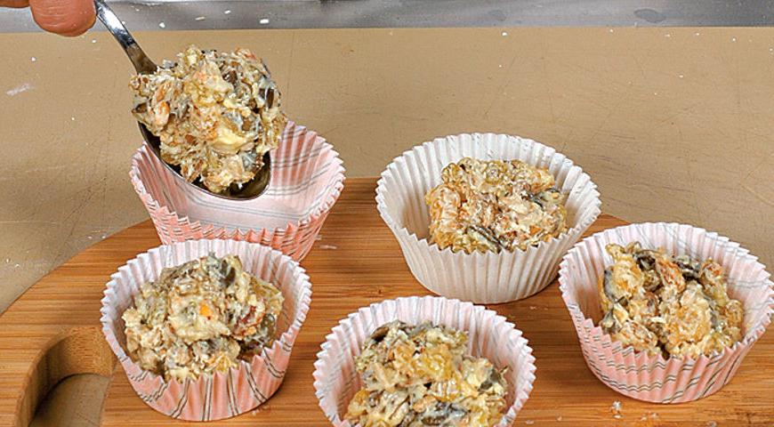 При помощи чайной ложки выкладывайте смесь в бумажные формочки для капкейков. Оставьте заготовки при комнатной температуре или уберите в холодильник, чтобы шоколад полностью застыл.