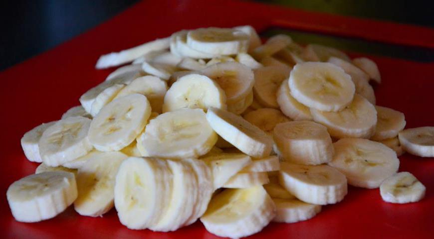 Бананы очистите от кожуры и нарежьте тонкими кружочками.