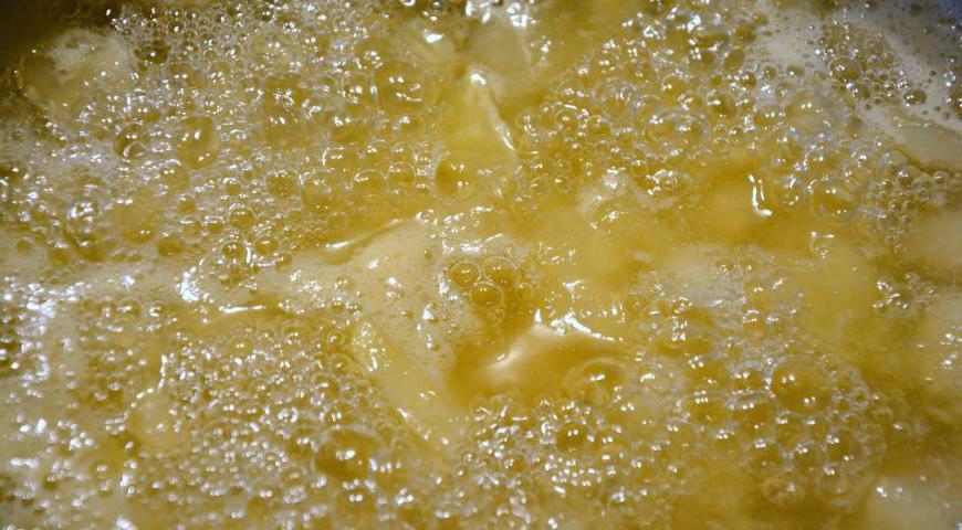 Переложите дынные кубики в кастрюлю, засыпьте сахаром и варите на среднем огне примерно 15 минут, периодически помешивая, чтобы масса не пригорела.