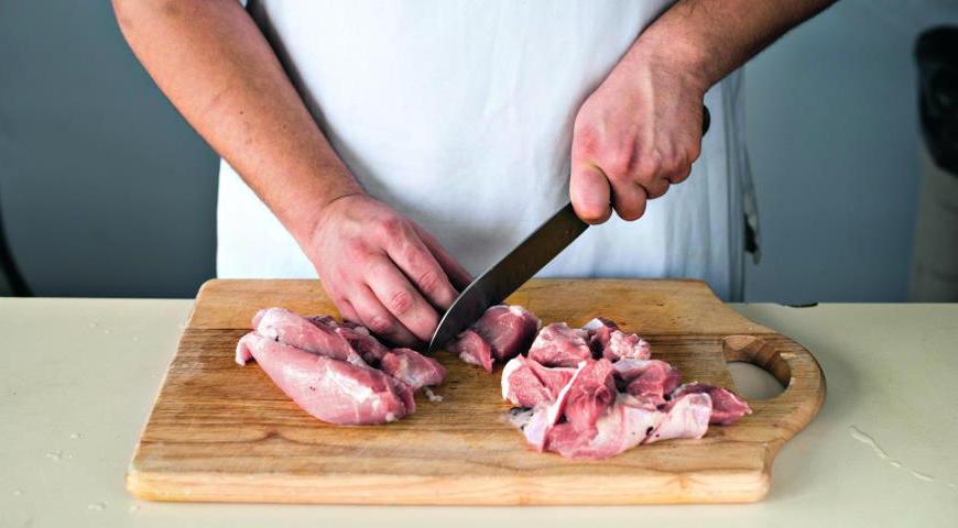 Выньте мясо, чеснок и апельсин из соленада. Обсушите мясо и разрежьте на 18–22 кусочка. Натрите их оливковым маслом и обжарьте на сковороде-гриль до румяной корочки со всех сторон.
