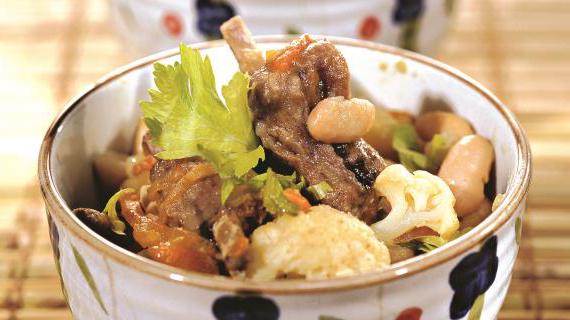 Ароматное рагу из бараньих ребрышек с овощами и фасолью
