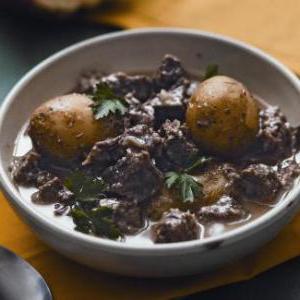 Вкусное блюдо из баранины с картофелем и лимонно-сырным соусом, идеальное для ужина