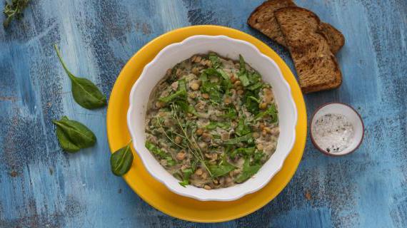 Вкусное и полезное рагу из чечевицы с грибами и шпинатом — идеальный обед на каждый день