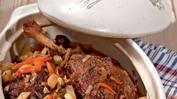 Ароматное рагу из гуся с овощами и красным вином