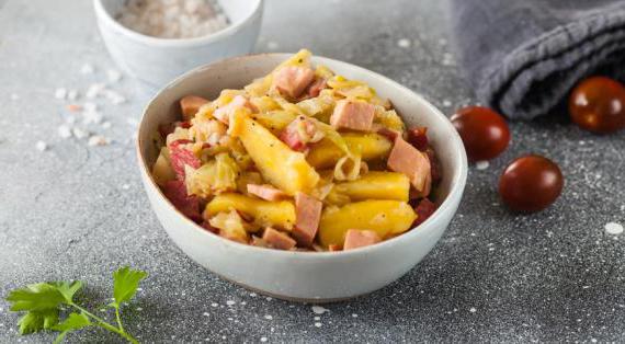 Ароматное рагу из капусты с картофелем и мясными добавками