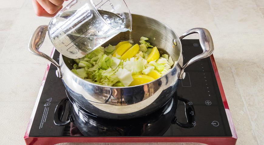 За 8 минут до готовности добавьте все мясные компоненты, снова перемешайте и продолжайте тушить. Подавайте рагу горячим.