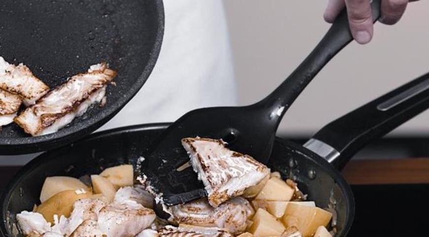 Переложите куски в сковороду с луком и картошкой, прогрейте и подавайте с пастой из хлеба, чеснока и петрушки. Каждый у себя в тарелке может смешать рагу с пастой или просто обмакивать в нее кусочки картошки и рыбы.