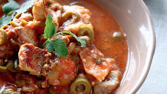 Вкусное средиземноморское рагу из морского окуня с оливками и каперсами