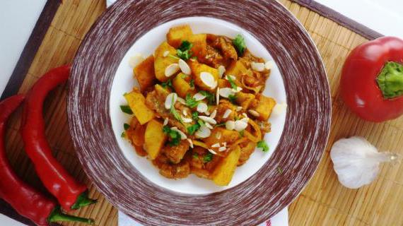 Ароматное рыбное карри с облепиховым соусом и картофелем