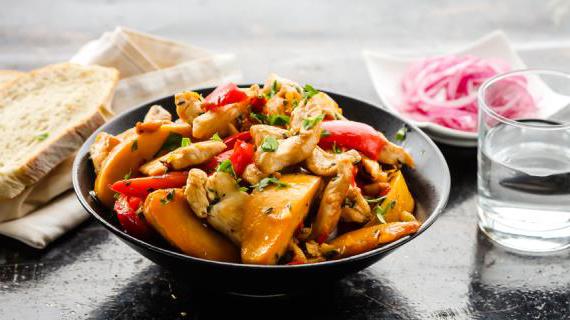 Вкусное и ароматное блюдо из куриной грудки с персиком и сладким болгарским перцем