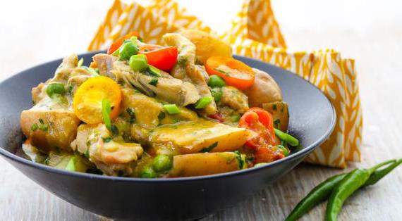 Ароматное тайское карри с курицей и овощами