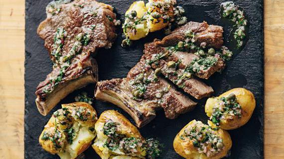 Вкусное телячье мясо с ароматным картофелем и острым соусом из каперсов