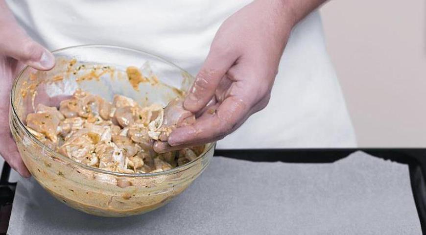 Выложите кусочки курицы, отряхивая от лишнего маринада, в смазанную маслом форму, соблюдая расстояние между кусочками. Смажьте кусочки сверху растительным маслом. Разогрейте духовку с включенным грилем до 230 °С. Установите решетку в верхнюю треть, на нее поставьте форму. Жарьте 6–8 минут. Переверните кусочки, смажьте маслом и жарьте до готовности.