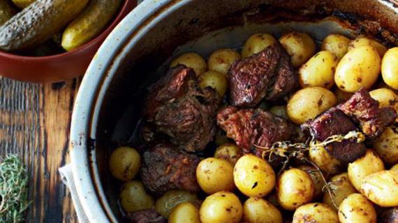 Ароматное тушеное говяжье мясо с картофелем и чесноком — вкус, который возвращает к семейным традициям