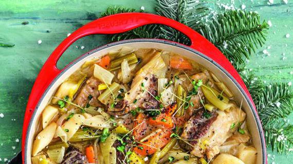 Инкрустированное говяжье тушеное мясо с овощами в глубоком и ароматном соусе