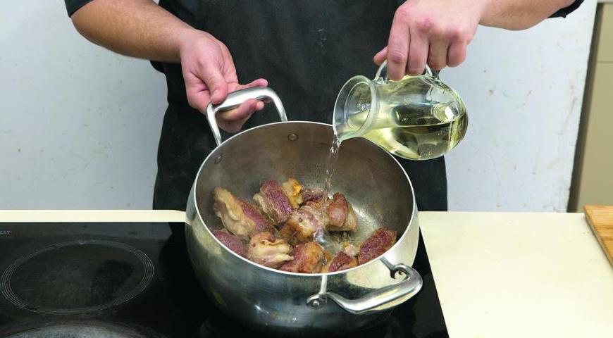 Залейте обжаренное мясо белым вином, выпарьте жидкость до уменьшения объема примерно на треть. Добавьте обжаренные овощи, 1,6 стакана горячей воды и можжевельник. Закройте крышкой, доведите до кипения, затем уменьшите огонь до минимума и тушите 3 часа, периодически аккуратно перемешивая. При необходимости добавляйте немного воды, чтобы соус оставался густым.