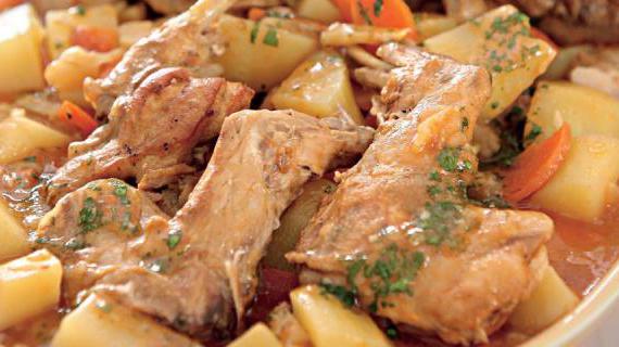 Ароматное тушеное мясо кролика с овощами