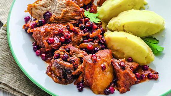 Ароматное тушеное мясо: свинина с клюквой и горчицей