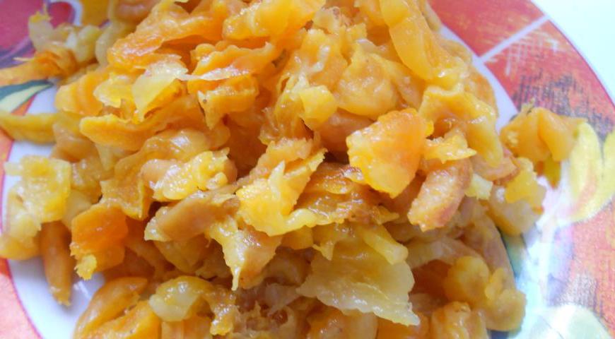 В тыквенное пюре добавьте сахар, мелко нарезанную курагу и лимонный сок. Тщательно перемешайте и варите на слабом огне около 30 минут, периодически помешивая.