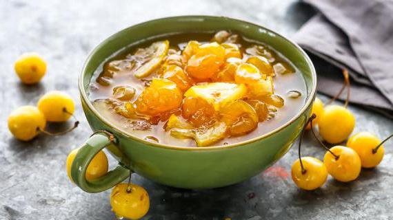 Ароматное варенье из белой черешни с лимоном и коньяком