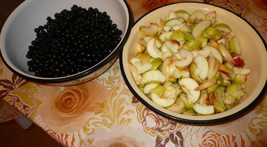 Моем яблоки, очищаем их от кожуры и сердцевины, затем нарезаем на небольшие дольки.
