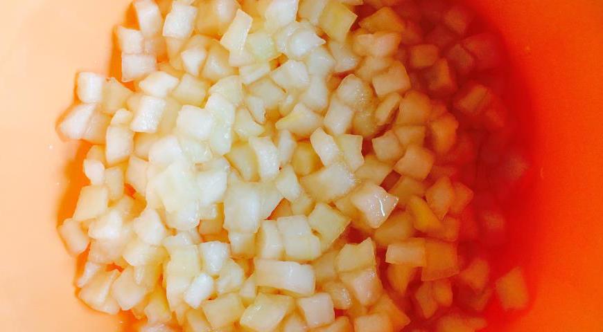 На следующий день аккуратно выньте кусочки дыни шумовкой и переложите их в отдельную ёмкость.