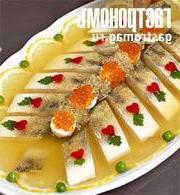Ароматное заливное блюдо из судака с овощами и красной икрой