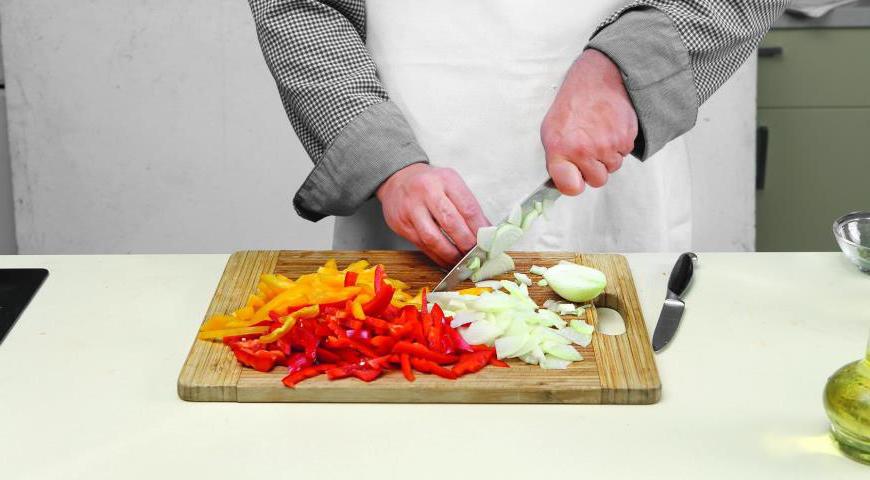 Нарежьте сладкий перец соломкой, а лук — тонкими кольцами. Подготовьте овощи для основы рагу.