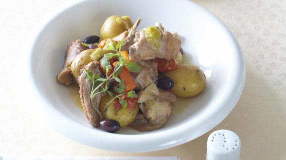 Ароматное жаркое из кролика с овощами и оливками в духовке