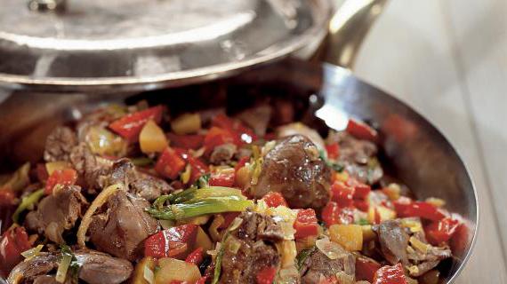 Ароматное жаркое из куриной печенки с яблоками и перцем