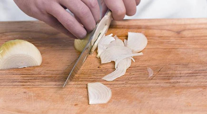 Разогрейте сковороду с толстым дном, добавьте масло. Обжарьте курицу до золотистой корочки, периодически переворачивая, чтобы она равномерно прожарилась.
