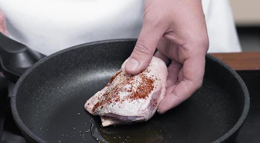 В сковороду с готовой курочкой положите нарезанные лук, морковь и сладкий перец. Тушите под крышкой около 20 минут, пока овощи не станут мягкими, а мясо полностью не проварится.