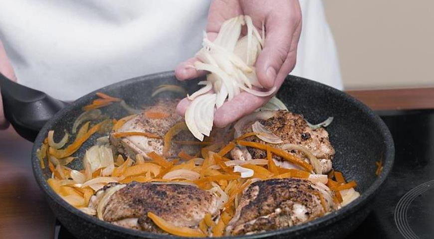 Нарежьте спелые помидоры кубиками, порубите чеснок и измельчите зелень. Подготовьте все ингредиенты заранее, чтобы не терять время на этапе приготовления.