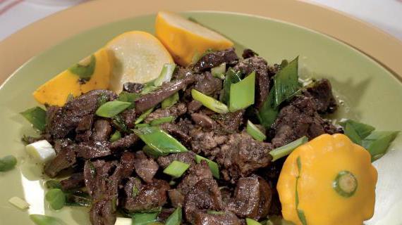 Вкусное и ароматное жаркое из телячьих почек и куриной печенки с винным соусом