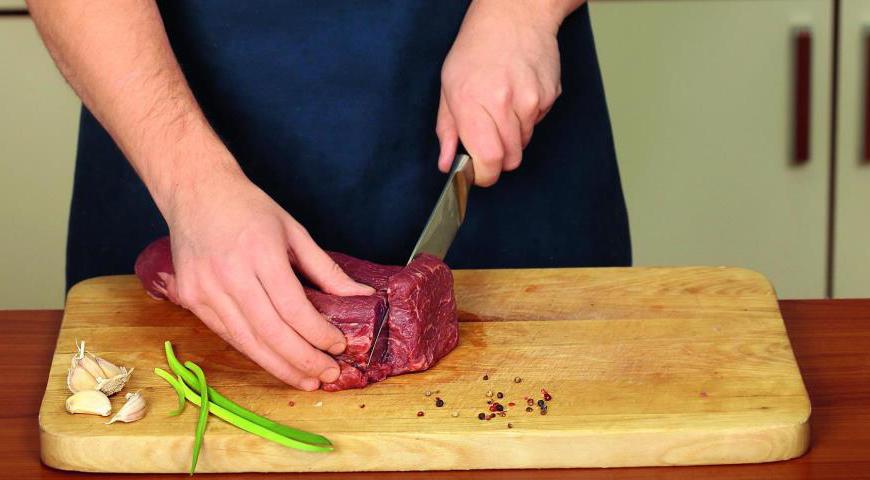 Разрежьте мясо поперек волокон на 6 равных частей. В большой сковороде-гриль или глубоком сотейнике с толстым дном разогрейте небольшое количество масла и обжарьте мясо при высокой температуре, по 2,5 минуты с каждой стороны. Готовые куски переложите на тарелку.