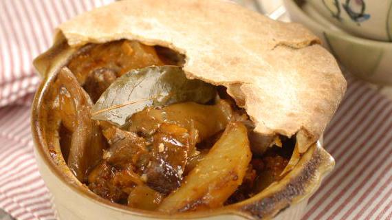 Ароматное жаркое с мясом и грибами, запеченное в горшочках с тестяными крышечками