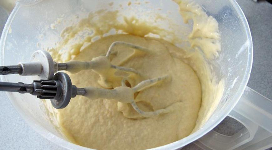 Аккуратно перемешайте все ингредиенты до получения плотного, но пластичного теста.