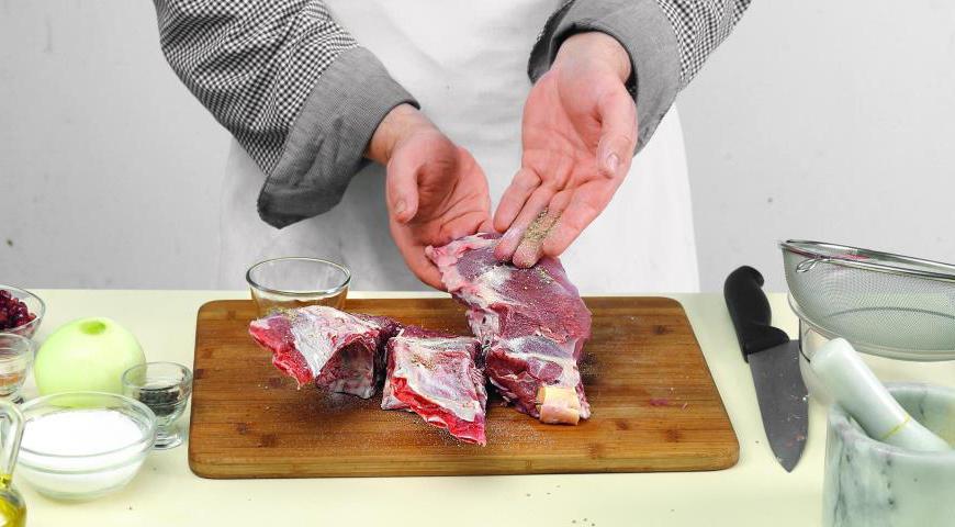 Посолите мясо и посыпьте свежемолотым черным перцем. Нанесите тонкий слой оливкового масла, чтобы придать блюду пикантность и предотвратить высыхание.