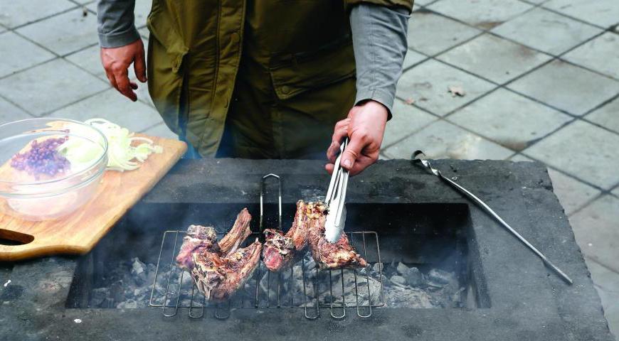 Обсушите мясо бумажными полотенцами, затем нанесите приправу, аккуратно втирая ее в поверхность. Запекайте на решетке от 3 до 7 минут с каждой стороны в зависимости от желаемой мягкости.