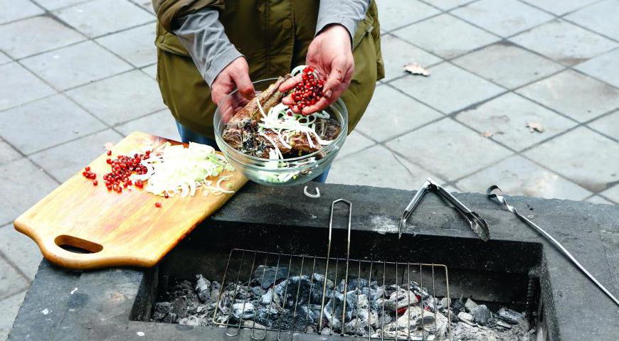 Переложите готовые ребрышки в миску, добавьте свежие гранатовые зерна и тонко нарезанный лук. Дайте настояться 7 минут, чтобы ароматы лучше раскрылись перед подачей.