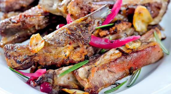 Вкусные бараньи ребрышки с клюквенным соусом, приготовленные в домашних условиях