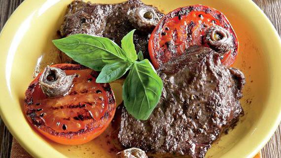 Вкусные бифштексы с анчоусами и сочными помидорами