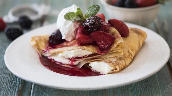 Вкусные блинчики с ягодным соусом и сливочным сыром — идеальный завтрак на выходные